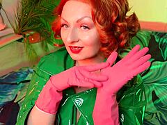 Punainen MILF Arya Grander viettelee ja kiusoittelee Pink Gloves -fetissivideossa