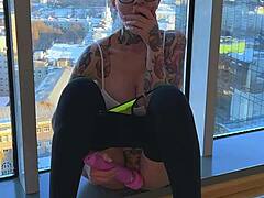 En tatoveret kvinde fingrer sig selv og oplever intens orgasme mens hun besøger venner