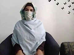 Настоящая арабская девушка в хиджабе доставляет себе удовольствие и эякулирует, пока ее мужа нет дома