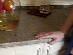 Maminka Frina v punčochách a vysokých podpatcích předkládá svůj domácí recept na pomerančovou smetanu