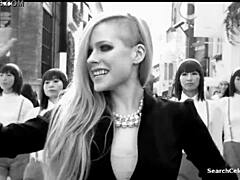 Avril Lavigne, en berømt pornostjerne, viser sine store bryster frem