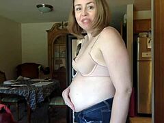 Amateurvideo van een borstenrijke MILF die haar kont wordt gescheurd en uitgekleed