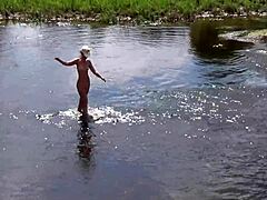 Aikuinen venäläinen nainen käy alasti kylvyssä ulkona