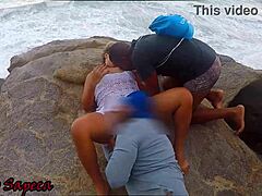 Amante a Cruz da Galera se špiní na kameni na pláži