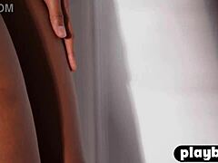 Mira a esta linda MILF de ébano en lencería caliente hacer un striptease y mostrar su trasero perfecto en Playboy3 com