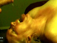 Una rubia caliente recibe un facial desordenado después de sexo grupal intenso