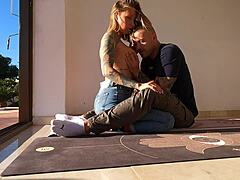Amateur-coupleowiaks nemen deel aan 69-stand en omgekeerde cowgirl op de vloer