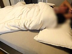 Hjemmelaget video af en hårløs japansk moden kvinde, der leger anal med en mand