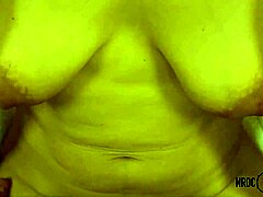Se en moden dame stønne af glæde, mens hun viser sine slappe bryster i denne amatørvideo