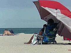 ゲイのエキシビショニストの妻ヘザーがヌードビーチで伏見者によって撮影される