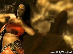 Una splendida mora di Bollywood esibisce una danza sensuale