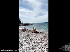 ネブラスカ州ジムとレベッカ・ルビーは熱い裸のビーチの休暇を楽しんでいます