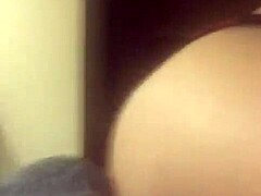 Una latina seducente con un grosso culo si comporta male in webcam