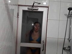 Una MILF sensuale mostra i suoi piedi bagnati mentre fa una doppia penetrazione nella sauna