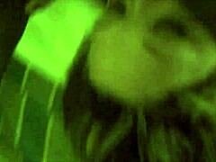 Hjemmelaget sexvideo av en kurvet milf som får munnen fylt med en enorm kuk