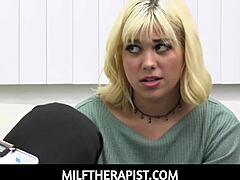 Pornografie în trei cu o MILFtherapist și pacientul ei