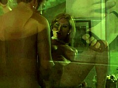 Una mujer excitada con un clítoris perforado recibe sexo oral y vaginal después de la ducha