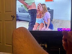 Сексуальная мама мастурбирует на порно видео