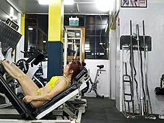 Sexy MILF s svalnatými nohami pre horúci tréning