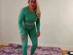 Femeie musculoasă în lenjerie de corp încearcă haine de gimnastică
