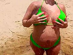Ξανθιά MILF εκσπερματώνει στην παραλία Copacabana
