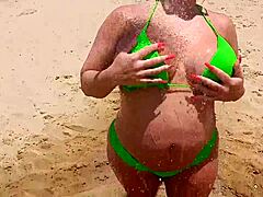 Blonde MILF ejaculeert op Copacabana Beach