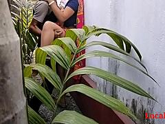 Moden indisk kone i saree nyter utendørs sex i hagen
