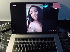 Спавање и мастурбација са шпанском милфом на веб камери