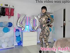 Zelfgemaakte video van de Australische pornoster Melody Radford in een kleine zwarte rok en bikini