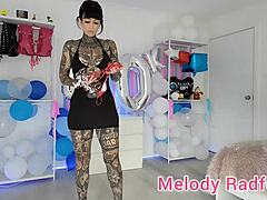 오스트레일리아 포르노 스타 멜로디 래드포드가 작은 검은 과 비키니를 입은 집에서 만든 비디오