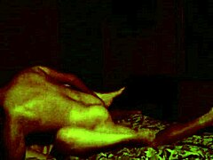זוג חובבים חרמן מקיימים יחסי מין אינטנסיביים בחדר מלון עם ציצים גדולים וזין גדול
