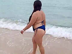 Mamina vroča žena na plaži sreča Safada za divji spolni stik z mlekom v sebi