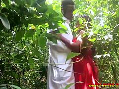 Jonge Afrikaanse godin wordt geneukt door een grote zwarte lul in de bosjes