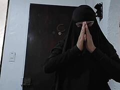 Egy fekete nikabban öltözött arab MILF anális játékot lovagol, és a webkamerán hányik