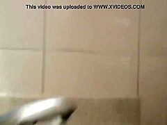 Sexy vonkajšie fajčenie s nevlastnou mamou a synom v kúpeľni na Camsluttygirls