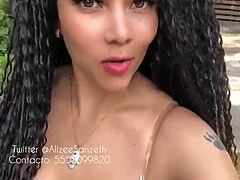 Amatorka Alizee Sanzeth pokazuje swoje naturalne cycki w filmie porno