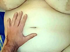 Ein italienischer Teenager bekommt seine großen natürlichen Brüste mit Sperma gefüllt
