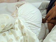 Bhabhi sardarni otrzymuje masaż cipki i jest ruchana w filmie porno HD