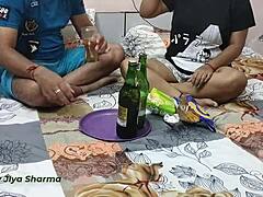 Муж индијске маћехе јебе њену чврсту вагину на забави