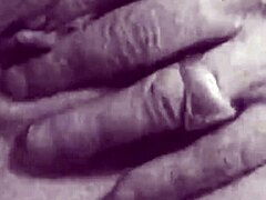 Femelele mature și păroase se unesc într-un videoclip porno vintage