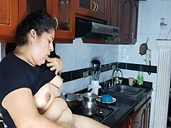 Amaterska latinoameričanka se seksa v kuhinji, medtem ko njen polbrat gleda