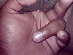 Um amador com uma grande pila se masturba em um vídeo caseiro