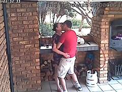 Eine versteckte Kamera erfasst die betrügerische Ehefrau und den unschuldigen 18-jährigen Nachbarn