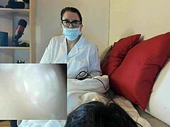 Doktor Nicoletta giver sin patient en vaginal undersøgelse og en blowjob til minde