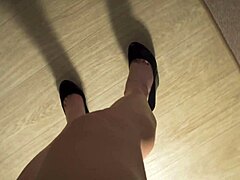 Muskularna amatorka MILF drażni się swoimi długimi nogami i fetyszem stóp