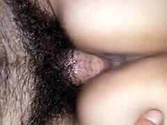 Una milf latina con un gran trasero disfruta montando un gran pene peludo hasta el orgasmo