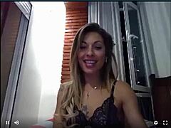 Naomi Burning, seorang milf Spanyol, memamerkan keterampilan masturbasinya di webcam