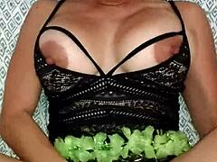Xania Lomask ejaculează tare pe sânii ei mari și degetele ei într-un videoclip de masturbare solo