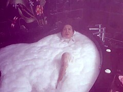Une milf sensuelle se livre à un bain de vapeur dans le sauna