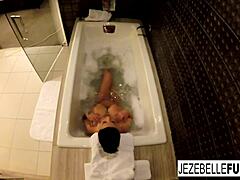 Den cubanske jenta Jezebelle Bond filmer seg selv som nyter et sensuelt bad